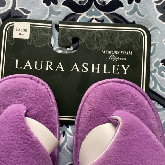 SOLD Laura Ashley Fuzzy Thong Slippers - Memory Foam Size 8-9 - Picture 2 of 4